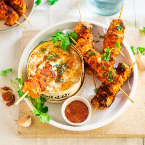 Brochette de poulet à l’indienne à tremper dans le Mont-d’or