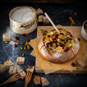 Mont d’or mit Trockenfrüchten im Brot gebacken