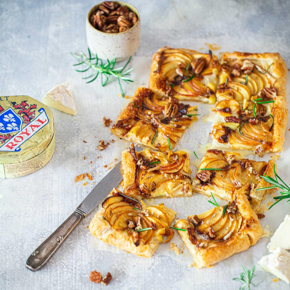 Feine Apfeltarte mit Camembert, Rosmarin und Pekannüssen – flambiert mit Calvados