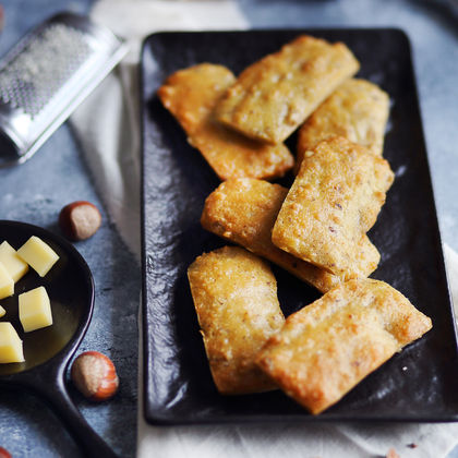 Herzhafte Financiers mit Tomme de Franche Comté