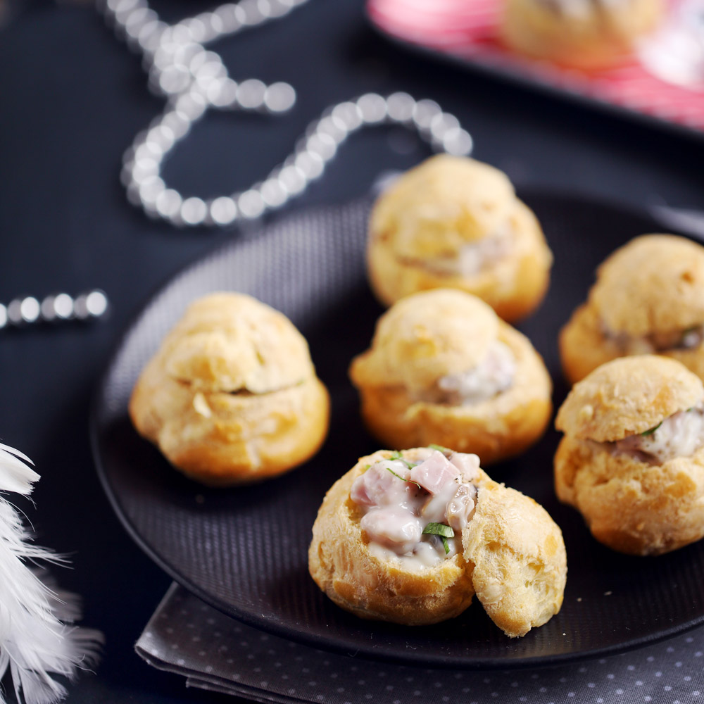 Gougères mit Tome du Lomont, garniert mit Béchamelsauce