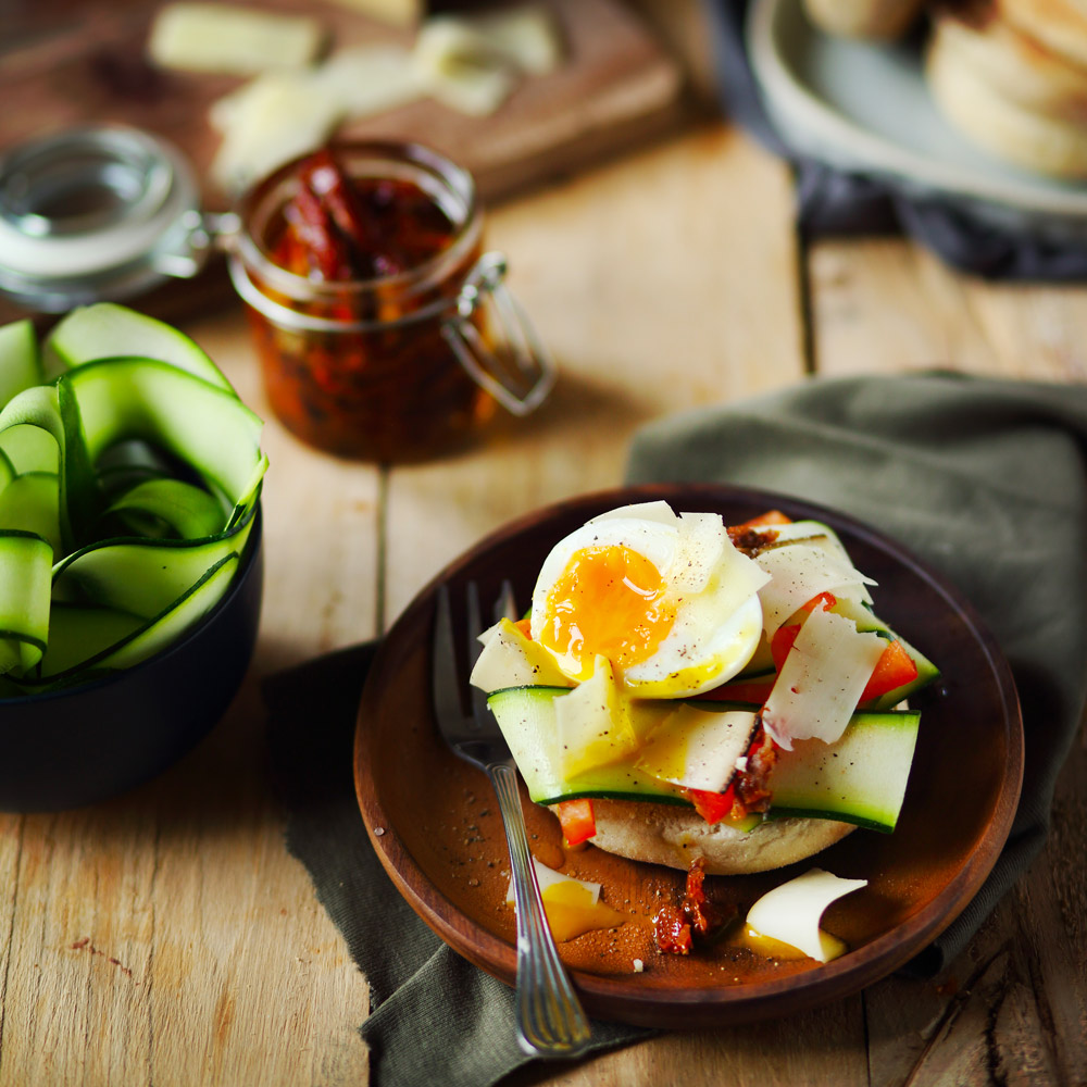 Muffins anglais aux légumes, copeaux de Tome du Lomont et oeuf mollet