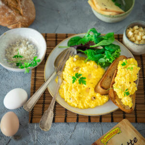 Œufs brouillés au fromage à raclette aux cèpes