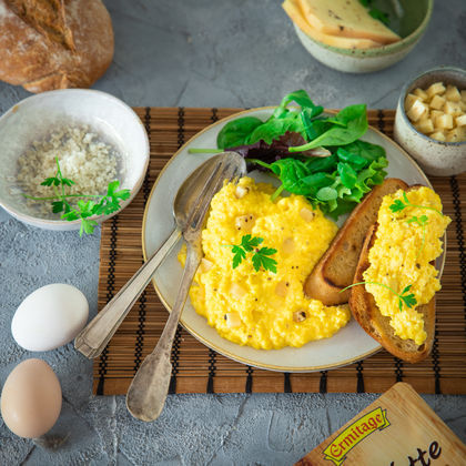 Rührei mit Raclette-Käse und Steinpilzen