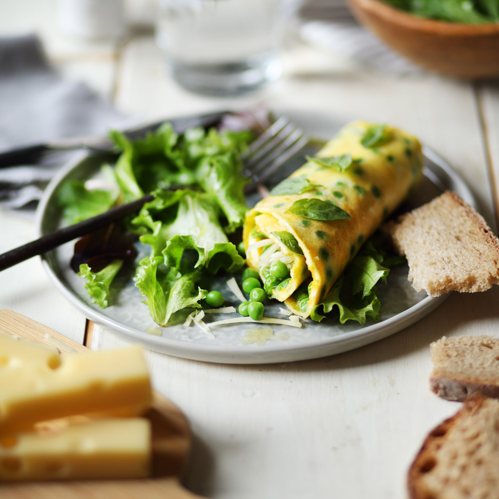 Fines omelettes roulées aux petits pois et à l’Emmental