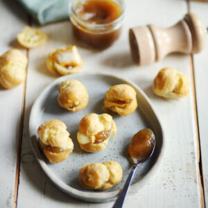 Kleine Windbeutel mit Carré Roussot und Rhabarber-Chutney