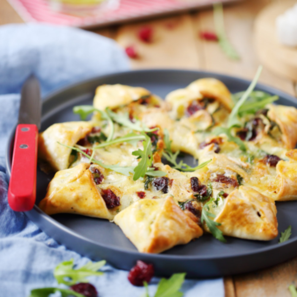 Star pizza with camembert, cranberries and rocket