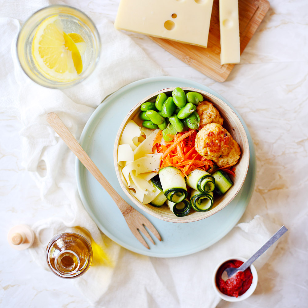 Chicken meatballs and harissa salad bowl