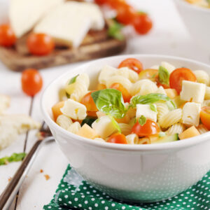 Nudelsalat mit Troubadour, Melone und Tomaten