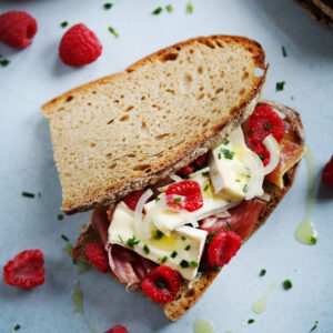 Sandwich mit Camembert und Himbeeren