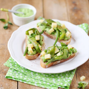 Tartines aux légumes verts et Emmental