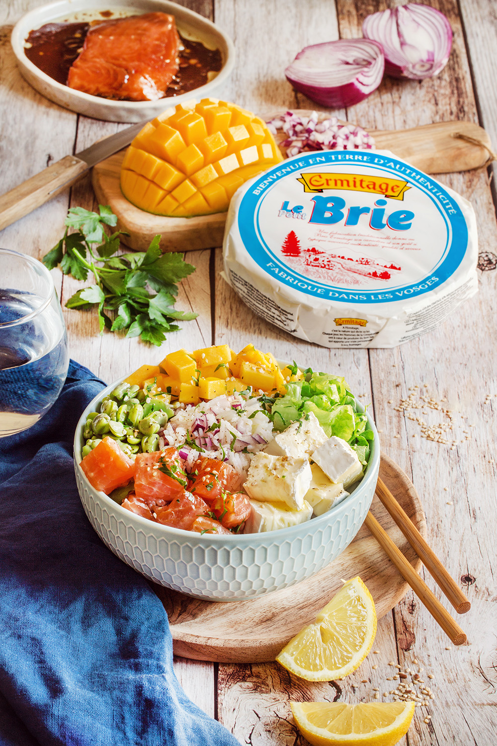 Poke bowl au brie, mangue et saumon mariné