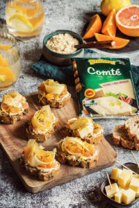 Toasts de houmous, agrumes et lamelles de Comté