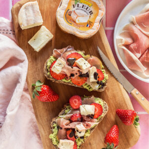 Tartines d’avocat, fraises, jambon cru et Fleur des Sources