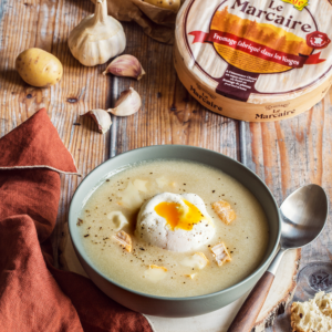 Velouté de pommes de terre et ail, dés de Marcaire et œuf poché