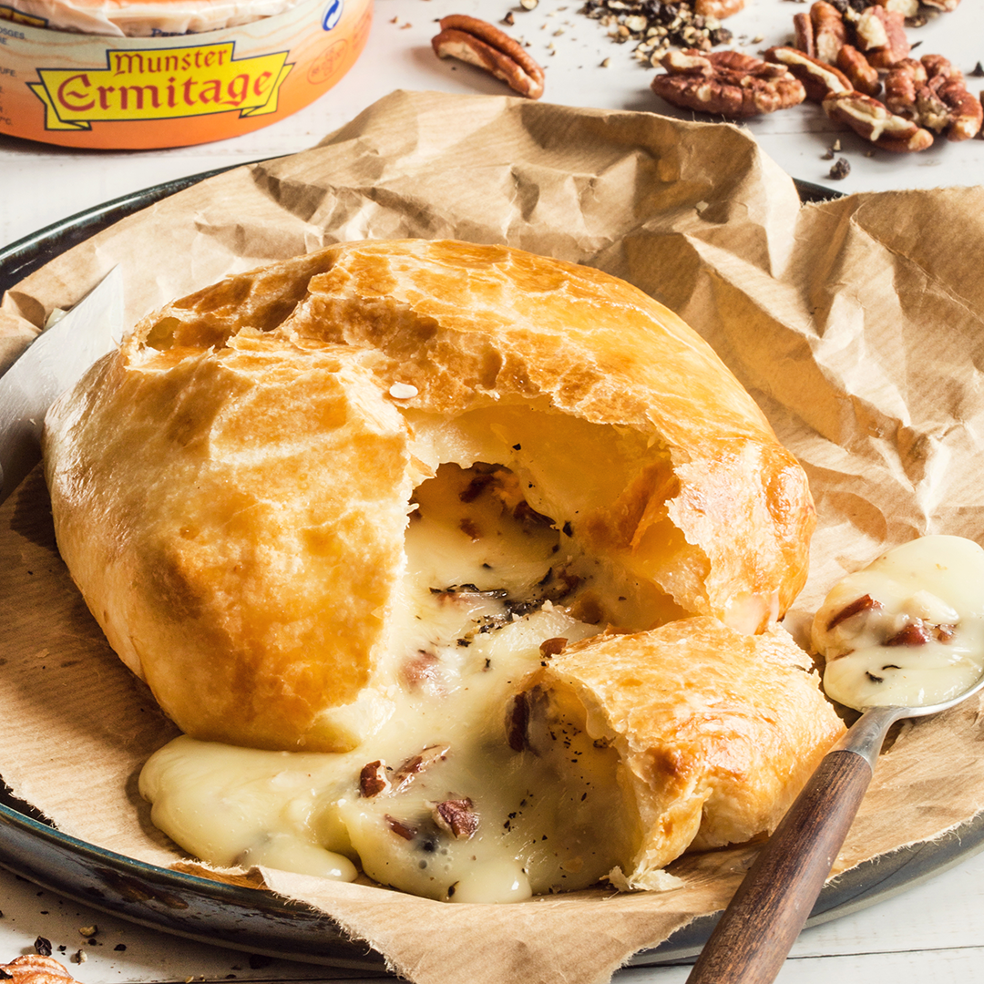 Munster feuilleté aux noix de pécan et poivre concassé