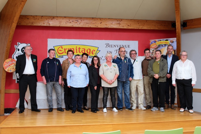 Un groupe de médaillés du travail sur scène lors de la cérémonie 2026 de la Fromagerie de l’Ermitage à Bulgnéville