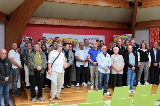 Les médaillés du travail 2026 de la Fromagerie de l’Ermitage réunis sur scène à Bulgnéville